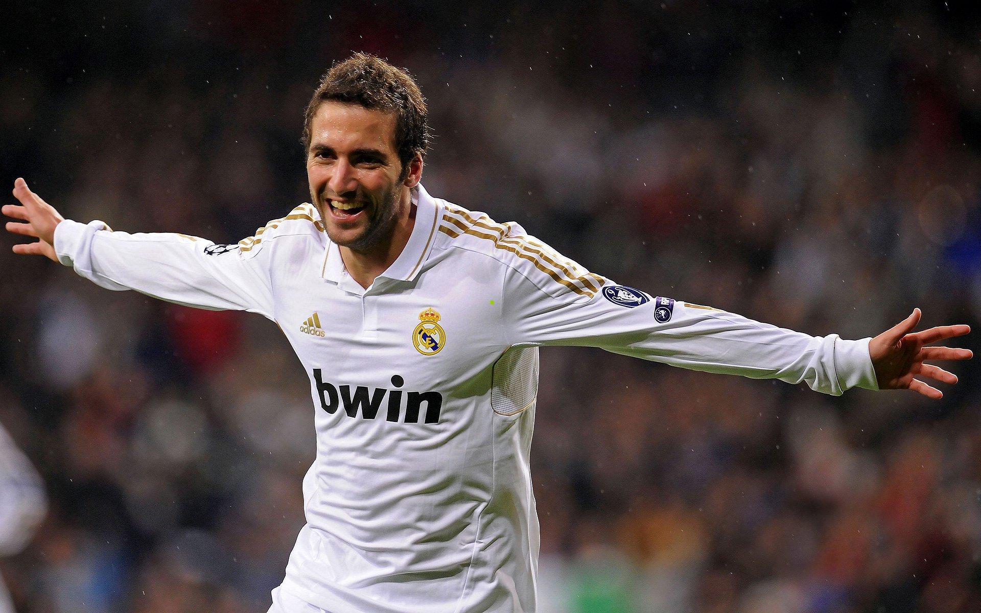 传奇归来，劳尔重披皇马战袍，绿茵场上再战巴萨经典对决